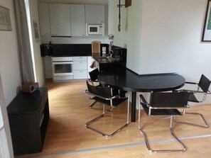 Kühlschrank, Mikrowelle, Ofen, Kochgeschirr/Geschirr/Besteck