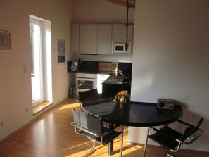 Dining - Moderne Studiowohnung im Obergeschoss mit Balkon by Interhome (Berlin)