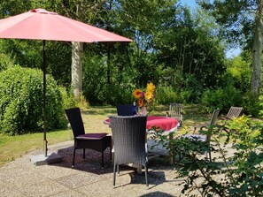 Outdoor dining - Idyllisches Reetdachhaus mit großem Garten by Interhome (Groß Schoritz)