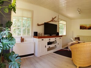 TV - Idyllisches Reetdachhaus mit großem Garten by Interhome (Groß Schoritz)