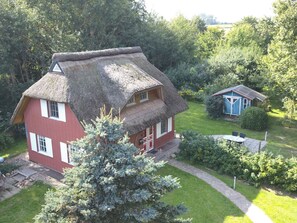 Exterior - Idyllisches Reetdachhaus mit großem Garten by Interhome (Groß Schoritz)