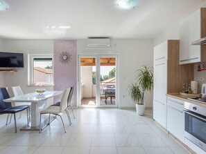Fridge, oven, dishwasher, cookware/dishes/utensils - in Pula und Nah am Strand by Interhome (Pula)