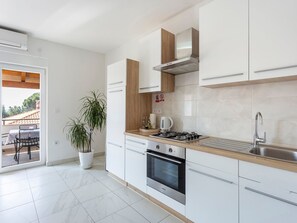 Fridge, oven, dishwasher, cookware/dishes/utensils - in Pula und Nah am Strand by Interhome (Pula)