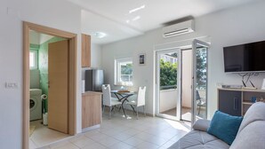 Eine moderne Wohnung mit Wohnzimmer, Essbereich und Küche.