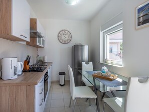 Fridge, oven, dishwasher, cookware/dishes/utensils - Appartement in Stoja mit Terrasse by Interhome (Pula)