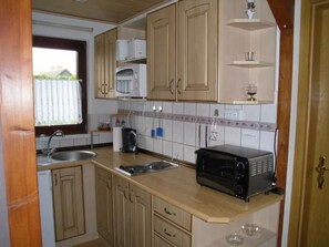 Jääkaappi, mikroaaltouuni, keittoastiat/astiat/ruokailuvälineet