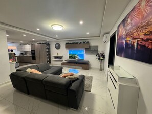 TV - 4. Apartment mit 2 Schlafzimmern und Meerblick by Interhome (Marsascala)