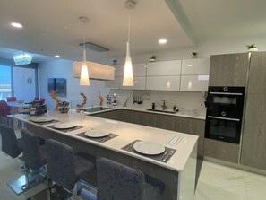 Fridge, microwave, oven, cookware/dishes/utensils - 4. Apartment mit 2 Schlafzimmern und Meerblick by Interhome (Marsascala)