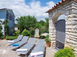 Terrace/patio - im Dorf Peresiji by Interhome (Bokordici)