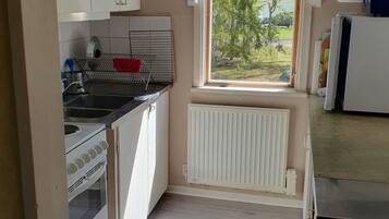 Kühlschrank, Mikrowelle, Ofen, Kochgeschirr/Geschirr/Besteck