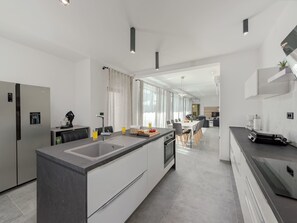 Fridge, microwave, oven, dishwasher - Villa Velika by Interhome (Bokordici)