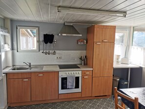 Fridge, oven, dishwasher, cookware/dishes/utensils - Wunderschönes Ferienhaus mit Garten und Terrasse by Interhome (Garz)