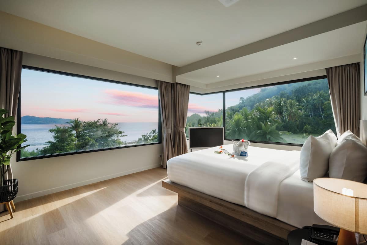 Executive Suite | Minibar, in-room safe, desk, WiFi (free)