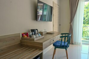 Deluxe Twin Room, 2 Twin Beds | Minibar, in-room safe, desk, free WiFi