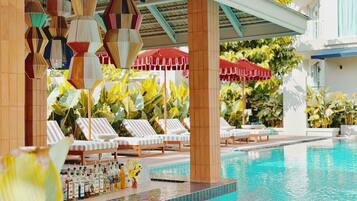 Bar junto a la piscina