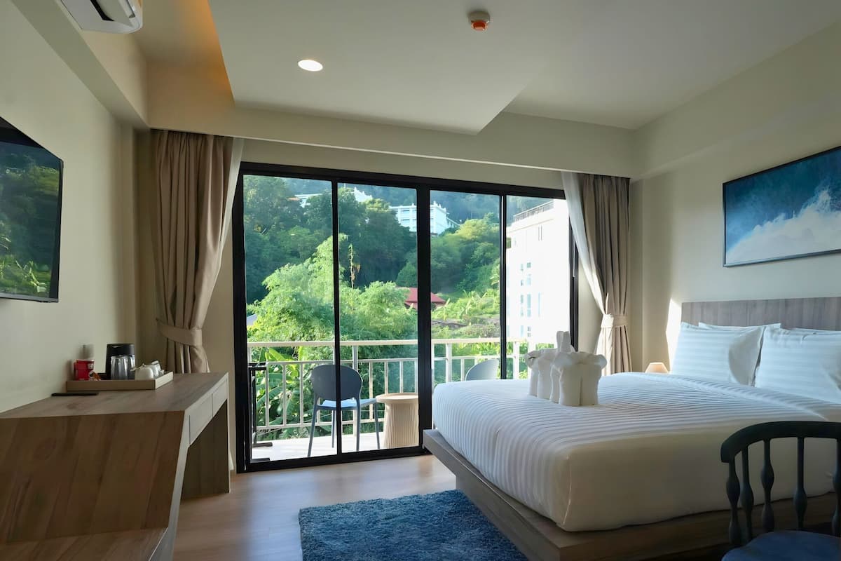 Chambre Deluxe, vue piscine | Minibar, coffres-forts dans les chambres, bureau, Wi-Fi gratuit