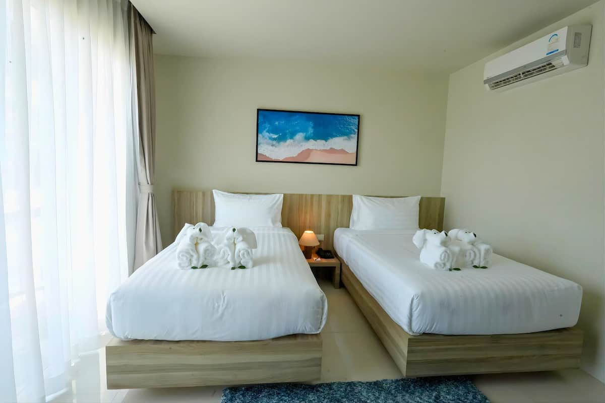 Deluxe Twin Room, 2 Twin Beds | Minibar, in-room safe, desk, WiFi (free)