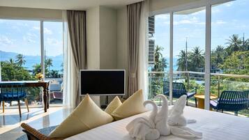 Deluxe Room, 1 King Bed | Minibar, in-room safe, desk, free WiFi