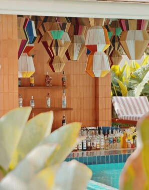 Bar junto a la piscina