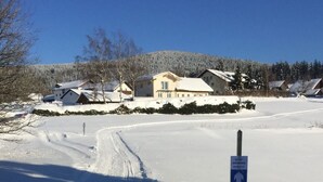 A snow-covered landscape with a sign indicating a winter wonderland. - in Frauenberg mit Garten by Interhome (Haidmühle)
