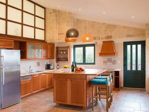 Fridge, oven, dishwasher, cookware/dishes/utensils - Villa Mathea - Kreta - Große Luxusvilla mit privatem Pool - Zentrale aber ruhig by Interhome (Agia Marina)