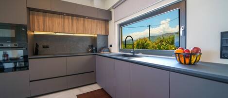 Kühlschrank, Mikrowelle, Ofen, Geschirrspüler