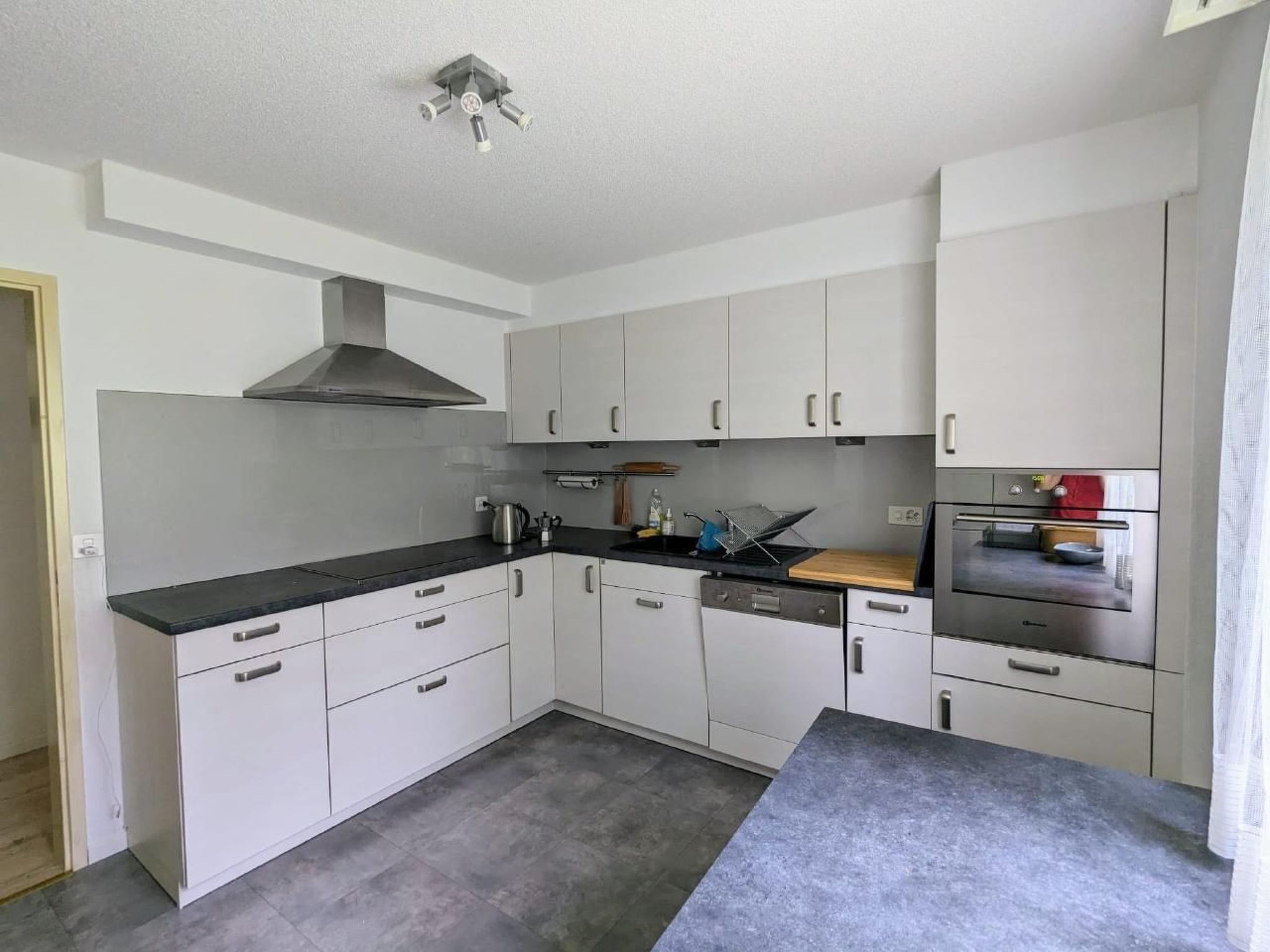 Réfrigérateur, un four, lave-vaisselle, vaisselle et ustensiles