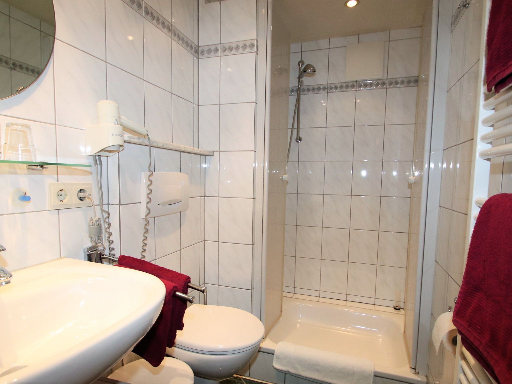 Un bagno con lavandino, WC e doccia.