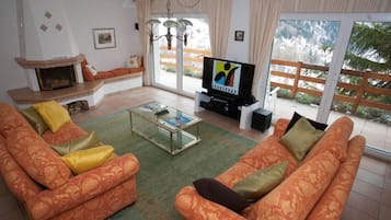 Fernseher, Kamin, DVD-Player