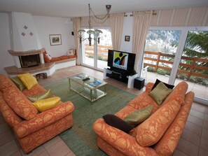 Fernseher, Kamin, DVD-Player