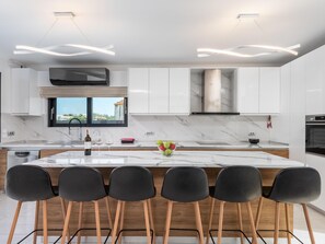 Fridge, oven, dishwasher, cookware/dishes/utensils - Villa Billys by Interhome (Faliraki)