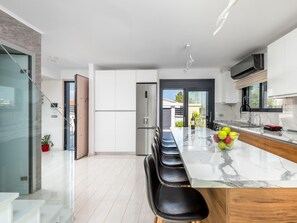 Fridge, oven, dishwasher, cookware/dishes/utensils - Villa Billys by Interhome (Faliraki)