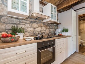 Fridge, oven, dishwasher, cookware/dishes/utensils - in Lovranska Draga mit großem Kamin by Interhome (Lovran)