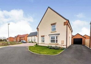 Exterior - Newly built home away from home (Peterborough)