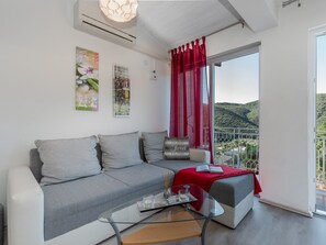 Living area - Wohnung "Leonardo" mit Blick auf das Wasser by Interhome (Rabac)