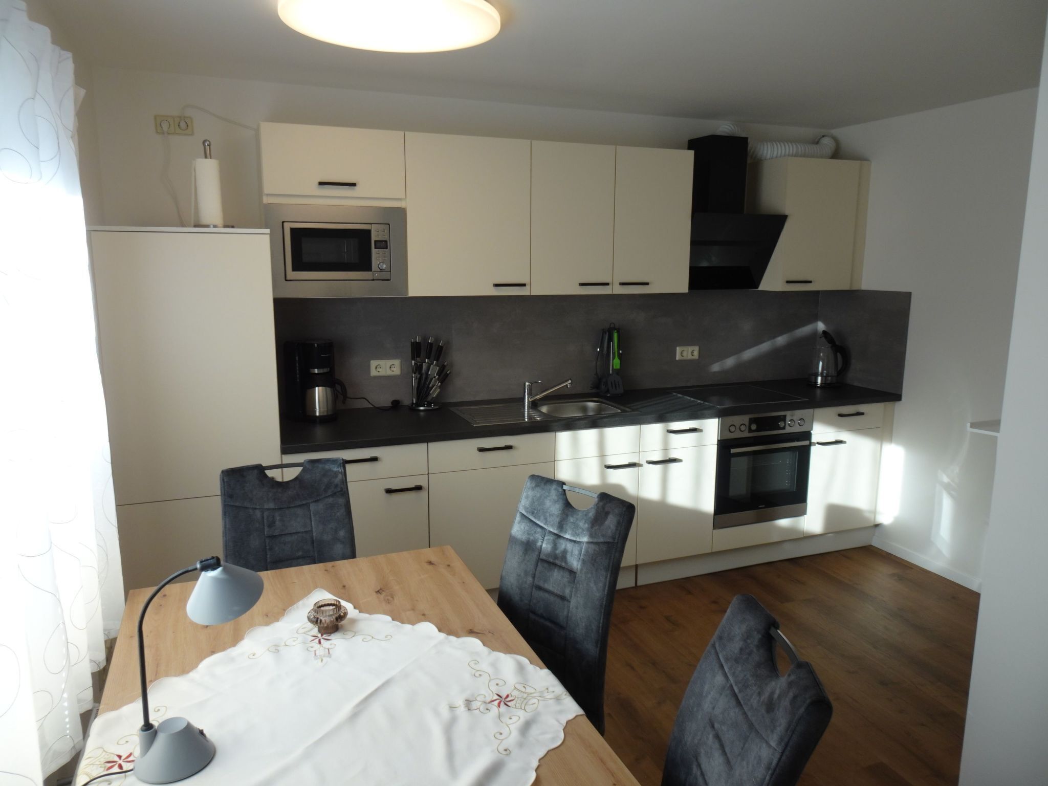 Kühlschrank, Mikrowelle, Ofen, Geschirrspüler