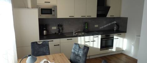 Kühlschrank, Mikrowelle, Ofen, Geschirrspüler