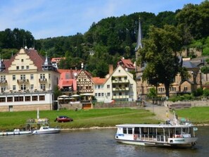 A river with a boat and buildings along the shore. - Bärenstein by Interhome (Pirna)