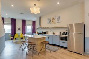 Een koelkast, een magnetron, een oven, een kookplaat