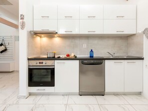 Fridge, oven, dishwasher, cookware/dishes/utensils - AQUA mit Pool by Interhome (Pula/Banjole)