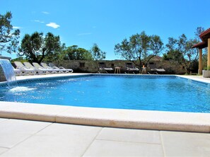 A heated pool - Gemütliches Ferienhaus mit Terrasse und Meerblick by Interhome (Pula/Vodnjan)