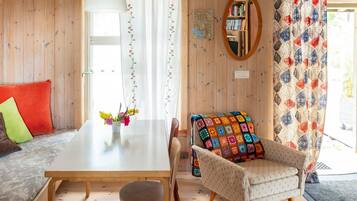 Fernseher, Kamin, DVD-Player