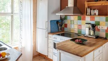 JÀÀkaappi, mikroaaltouuni, uuni, astianpesukone