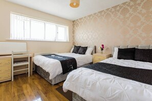 2 bedrooms, iron/ironing board, Internet, bed sheets - 2 Bedroom Holiday Home eith 3 Beds & Sofa Bed Near Manchester City Stadium (Manchester)