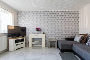 TV - 2 Bedroom Holiday Home eith 3 Beds & Sofa Bed Near Manchester City Stadium (Manchester)