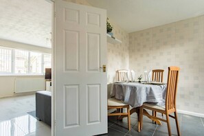 Dining - 2 Bedroom Holiday Home eith 3 Beds & Sofa Bed Near Manchester City Stadium (Manchester)
