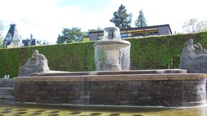 Una fontana con statue e un elemento acquatico cristallino.