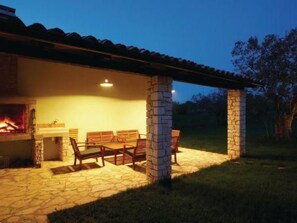 Outdoor dining - Luxuriöse Villa mit riesigem Olivenbaum-Garten, Sonnenterrasse, großem Pool und by Interhome (Barbariga)