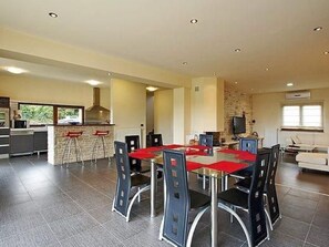 Dining - Luxuriöse Villa mit riesigem Olivenbaum-Garten, Sonnenterrasse, großem Pool und by Interhome (Barbariga)