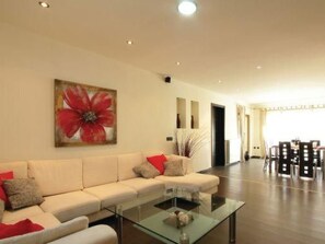 TV, fireplace, DVD player - Luxuriöse Villa mit riesigem Olivenbaum-Garten, Sonnenterrasse, großem Pool und by Interhome (Barbariga)
